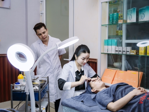 Thăm khám soi da chăm sóc tư vấn khách hàng