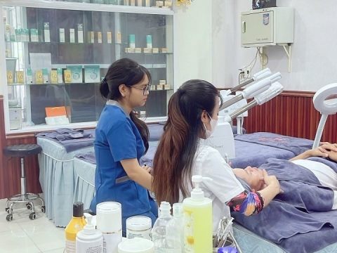 Thăm khám soi da chăm sóc tư vấn khách hàng