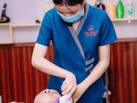 Thăm khám soi da chăm sóc tư vấn khách hàng